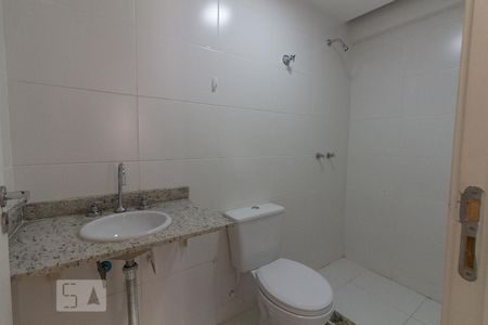 Banheiro de apartamento para alugar com 2 quartos, 56m² em Olaria, Rio de Janeiro