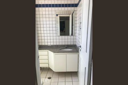 Banheiro da suíte de apartamento para alugar com 1 quarto, 45m² em Cambuí, Campinas