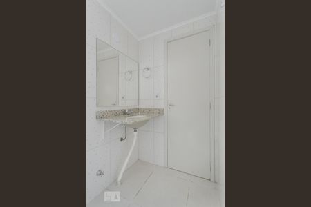 Banheiro de apartamento para alugar com 1 quarto, 42m² em Passo da Areia, Porto Alegre